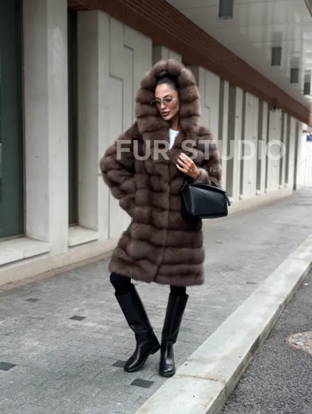 Шуба из меха куницы с капюшоном цвет трюфель - фото 10