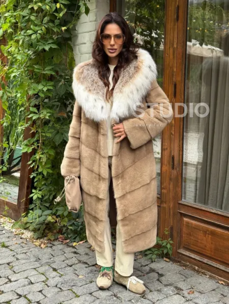 Бежевая норковая шуба с капюшоном рысь - фото 6