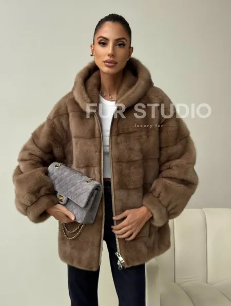 Бежевая норковая куртка с капюшоном - фото 0