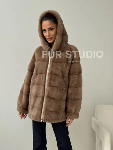 Бежевая норковая куртка с капюшоном - фото 10
