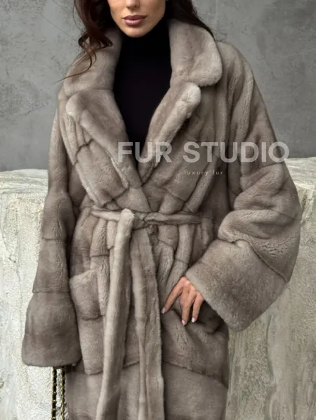 Удлинённая норковая шуба с поясом - фото 2