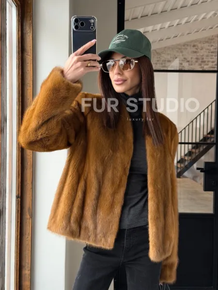 Меховой жакет из золотой норки - фото 29