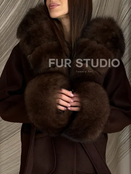 Пальто с мехом песца под соболь - фото 1