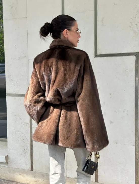 Шуба из меха Saga Furs в винтажном стиле средней длины - фото 7