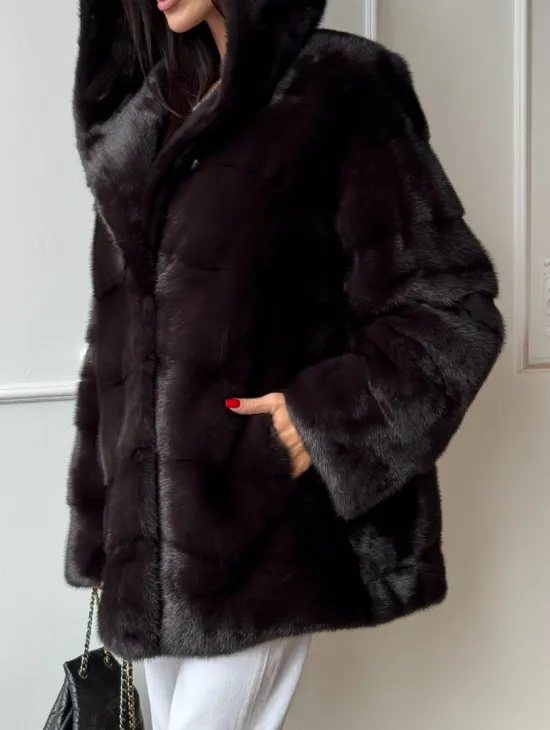 Меховая шубка с капюшоном из аукционной норки в цвете уголь - фото 3