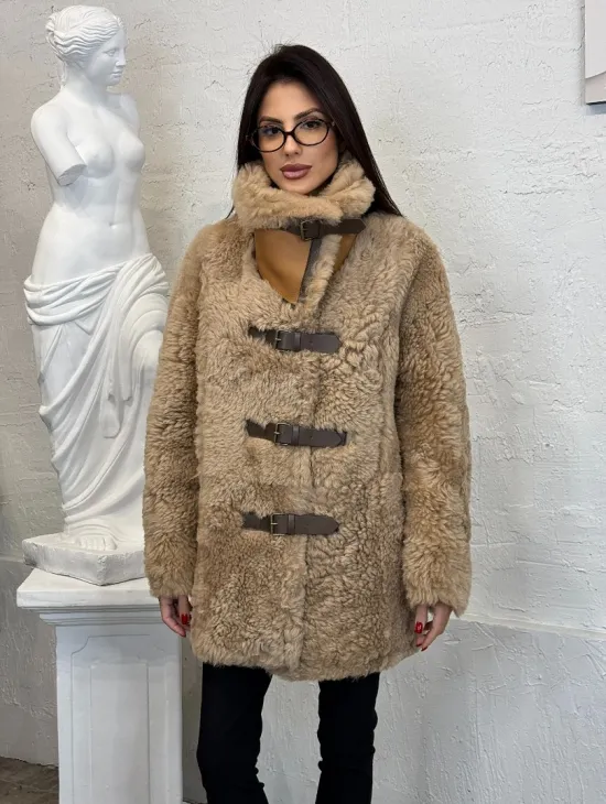 Бежевая женская дубленка из натуральной овчины Тиградо средней длины с отложным воротником - фото 0