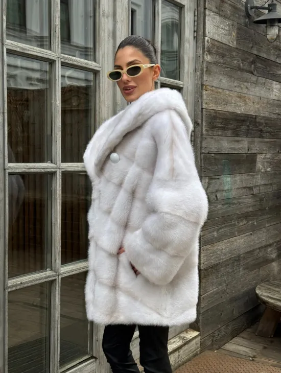 Светлый полушубок автоледи из меха норки с капюшоном - фото 0