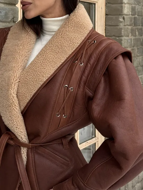 Стильная куртка - дублёнка на запах с поясом - фото 3