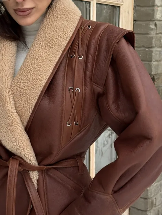 Стильная куртка - дублёнка на запах с поясом - фото 1