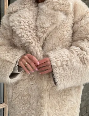 Светлая короткая шуба из испанской овчины - фото 1