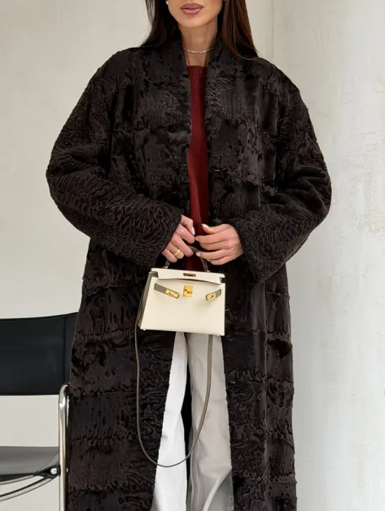 Шуба длинная из меха каракульчи в натурально-коричневом цвете - фото 3