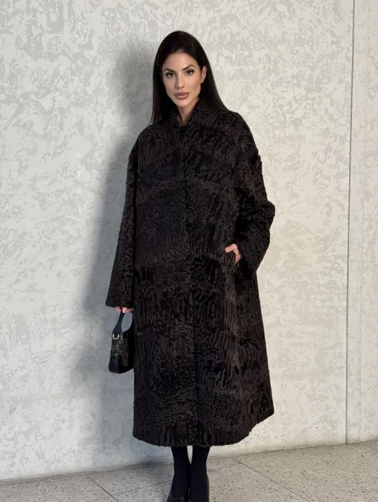 Шуба длинная из меха каракульчи в натурально-коричневом цвете - фото 16