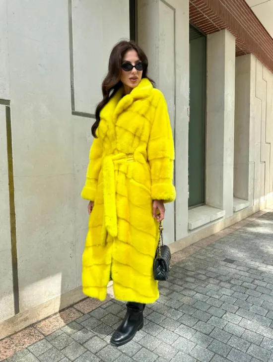 Шуба из меха норки в лимонном цвете - фото 0