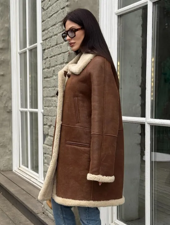 Удлиненная женская дубленка из меха мериноса на пуговицах - фото 3