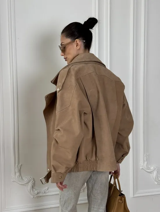 Женский замшевый бомбер из натуральной кожи «Creamy»  с двойным воротником - оверсайз - фото 9