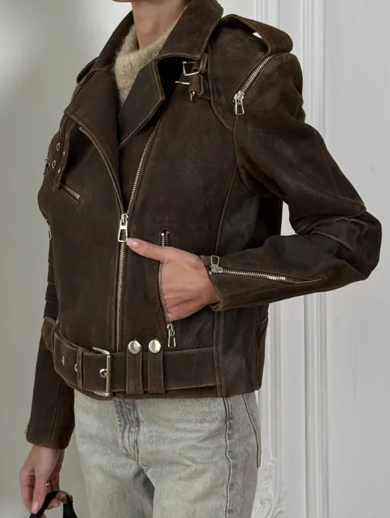 Коричневая куртка- косуха из натуральной винтажной кожи с отложным воротником и молниями на плечах - фото 2