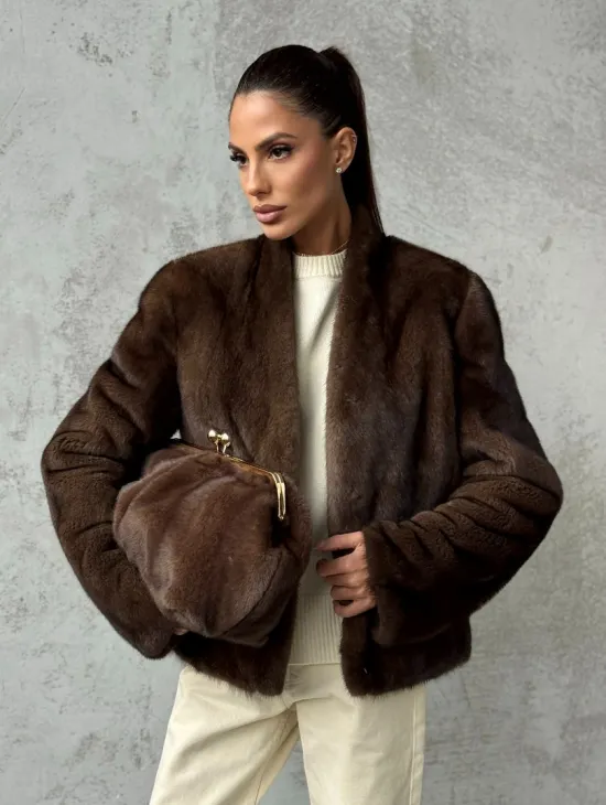 Меховой кроп - жакет из норки цвета соболь с V-образным воротником - фото 8