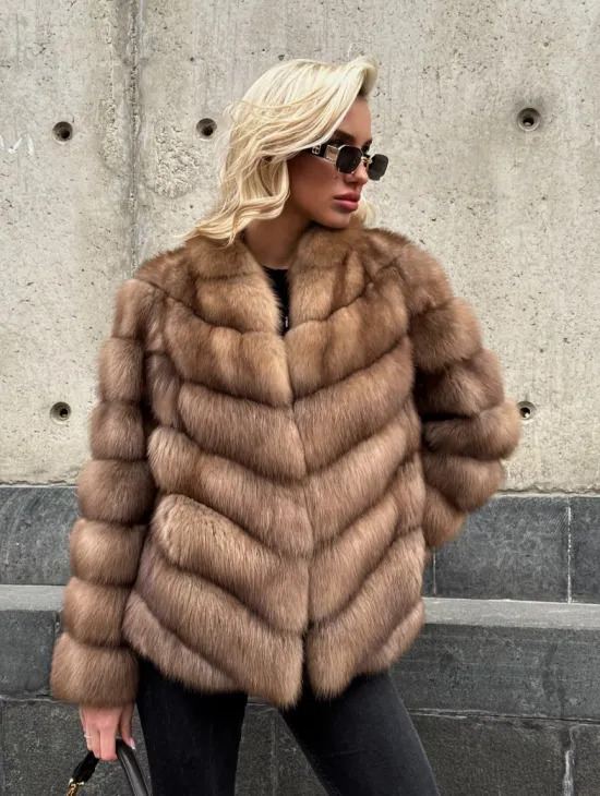 Полушубок из куницы с V-образным воротником - фото 6