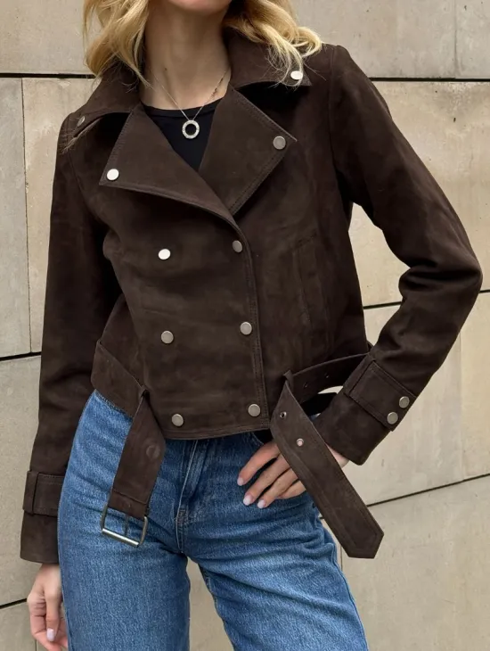 Короткая замшевая курточка с прорезными карманами и ремнём на талии - фото 4