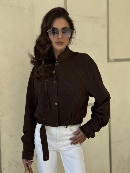 Кроп - бомбер из плетеной замшевой кожи в цвете шоколад - фото 11