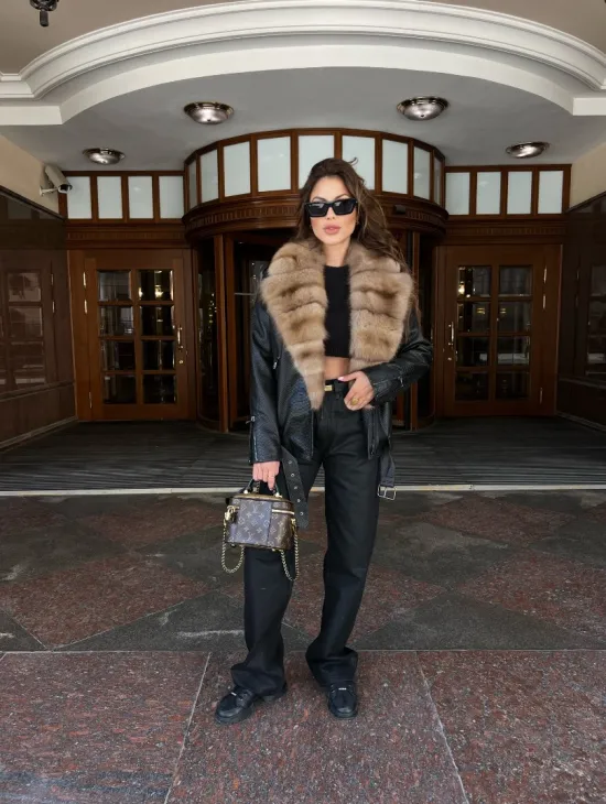 Кожаная куртка под рептилию с воротником из меха куницы - фото 5