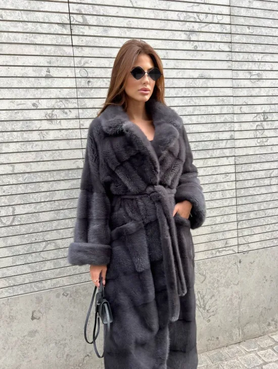 Удлиненная шуба из норки в цвете графит - фото 4