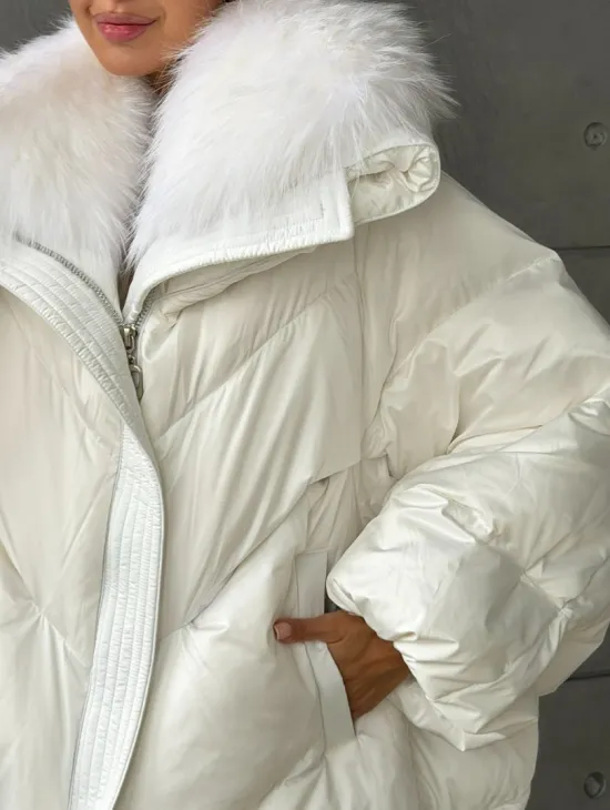 Белый зимний пуховик с мехом - фото 2