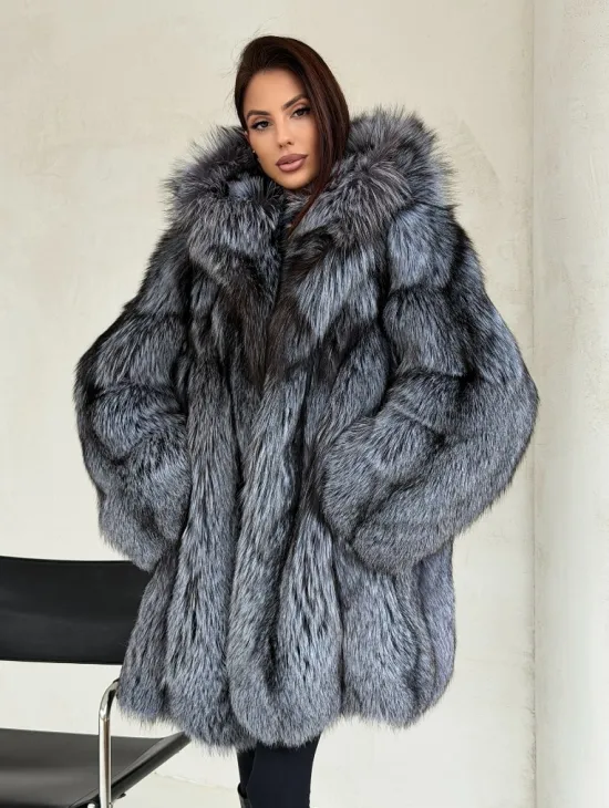 Шуба из натурального меха чернобурки с капюшоном - фото 0