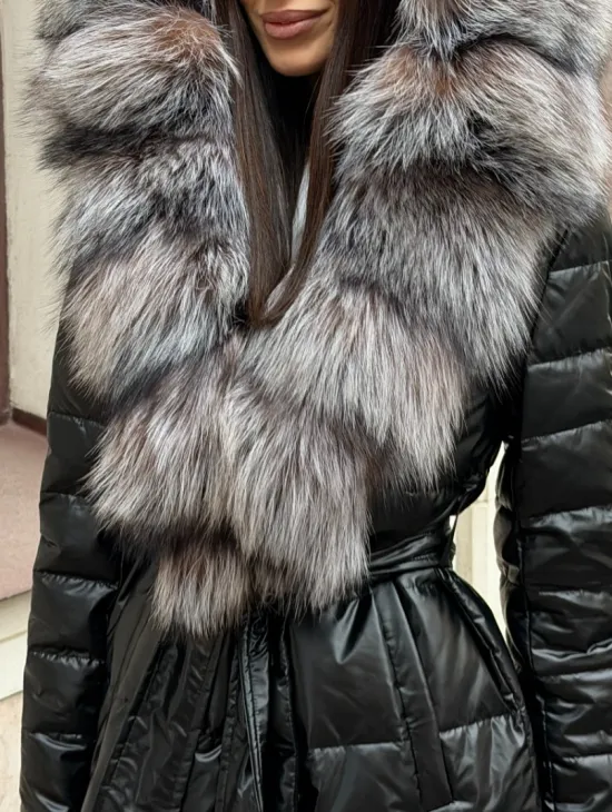 Чёрное пуховое пальто с меховым капюшоном из чернобурки - фото 1