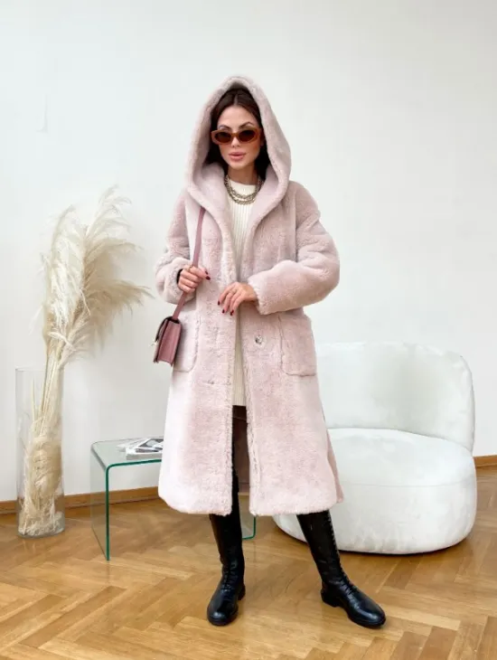 Шуба из натуральной шерсти с капюшоном под пояс - фото 6