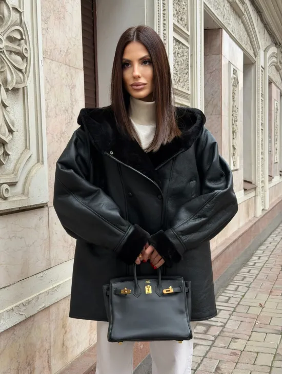 Женская дубленка с капюшоном - фото 7