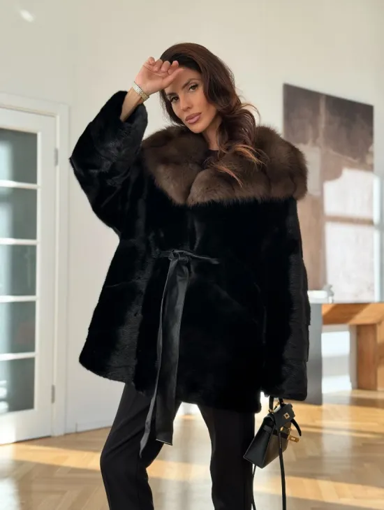 шуба из норки с капюшоном из меха куницы - фото 9