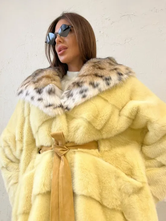 Шуба норковая с капюшоном из меха рыси в лимонном цвете - фото 4