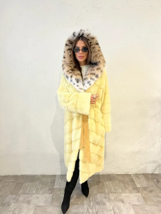 Шуба норковая с капюшоном из меха рыси в лимонном цвете - фото 1