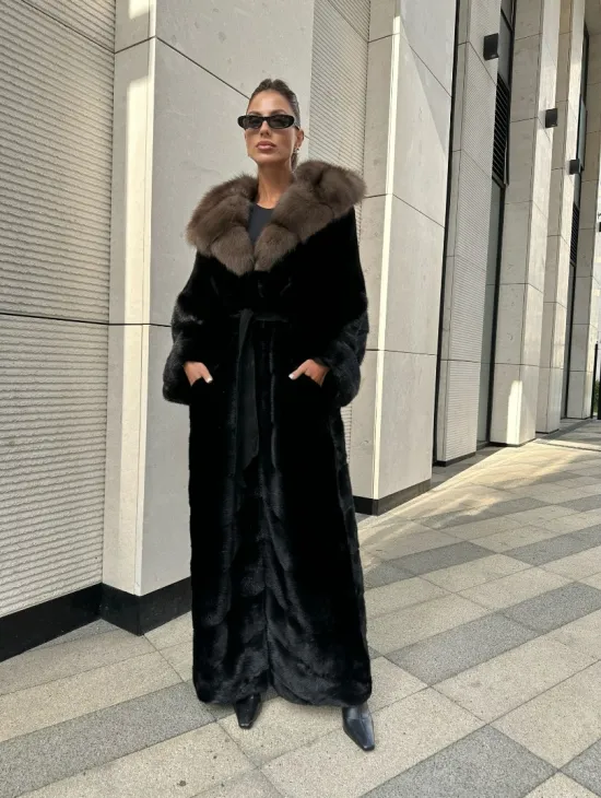 Роскошная шуба из финской норки с капюшоном из меха куницы - черный бриллиант - фото 0