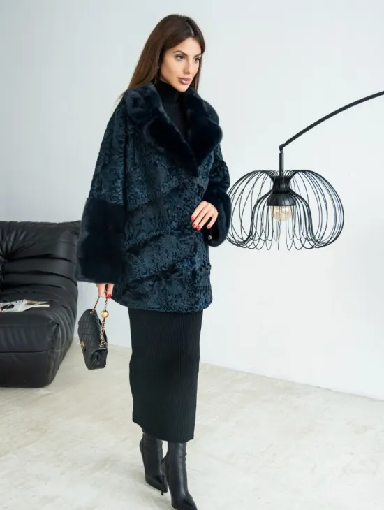 Полушубок из каракульчи свободного кроя с отделкой из меха норки - цвет темно-синий - фото 3