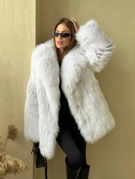 Шуба из меха белой лисы - фото 7